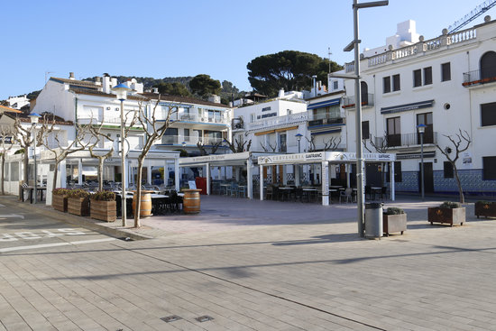 A public square with closed bars in the Costa Brava town of Llafranc (by Aleix Freixas)